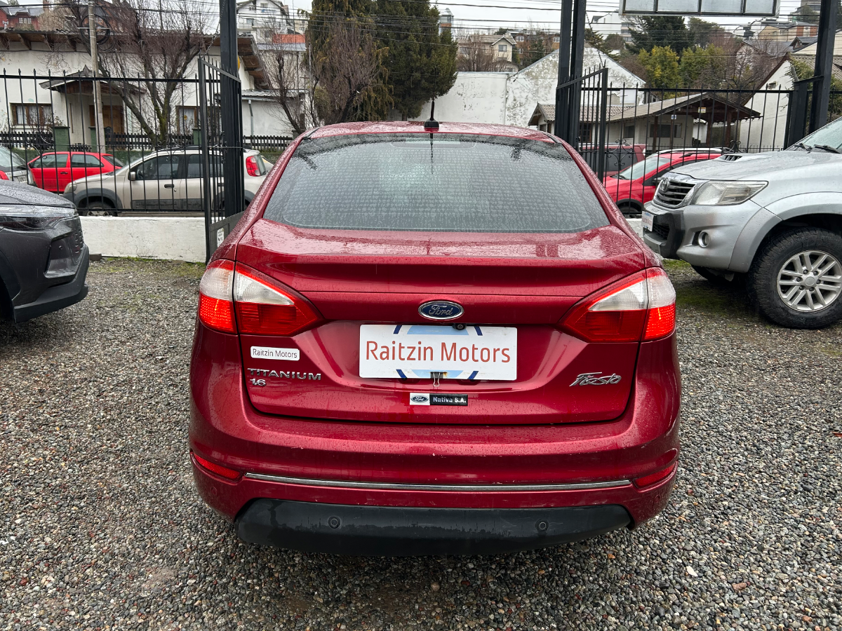 Ford Fiesta Titanium sedan 2016 — foto 4